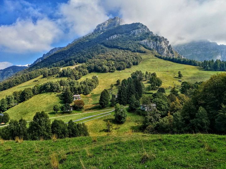 Lecco, città tra lago e monti 😍 Poche altre hanno questo privilegio. I Piani d'Erna sono il luogo ideale per immergersi nella natura e fare piacevoli passeggiate. Cliccate qui per scoprire questo 
luogo😉👉  bit.ly/2OGcWhx
#11marzo #outdoors #natura #inLombardia #green