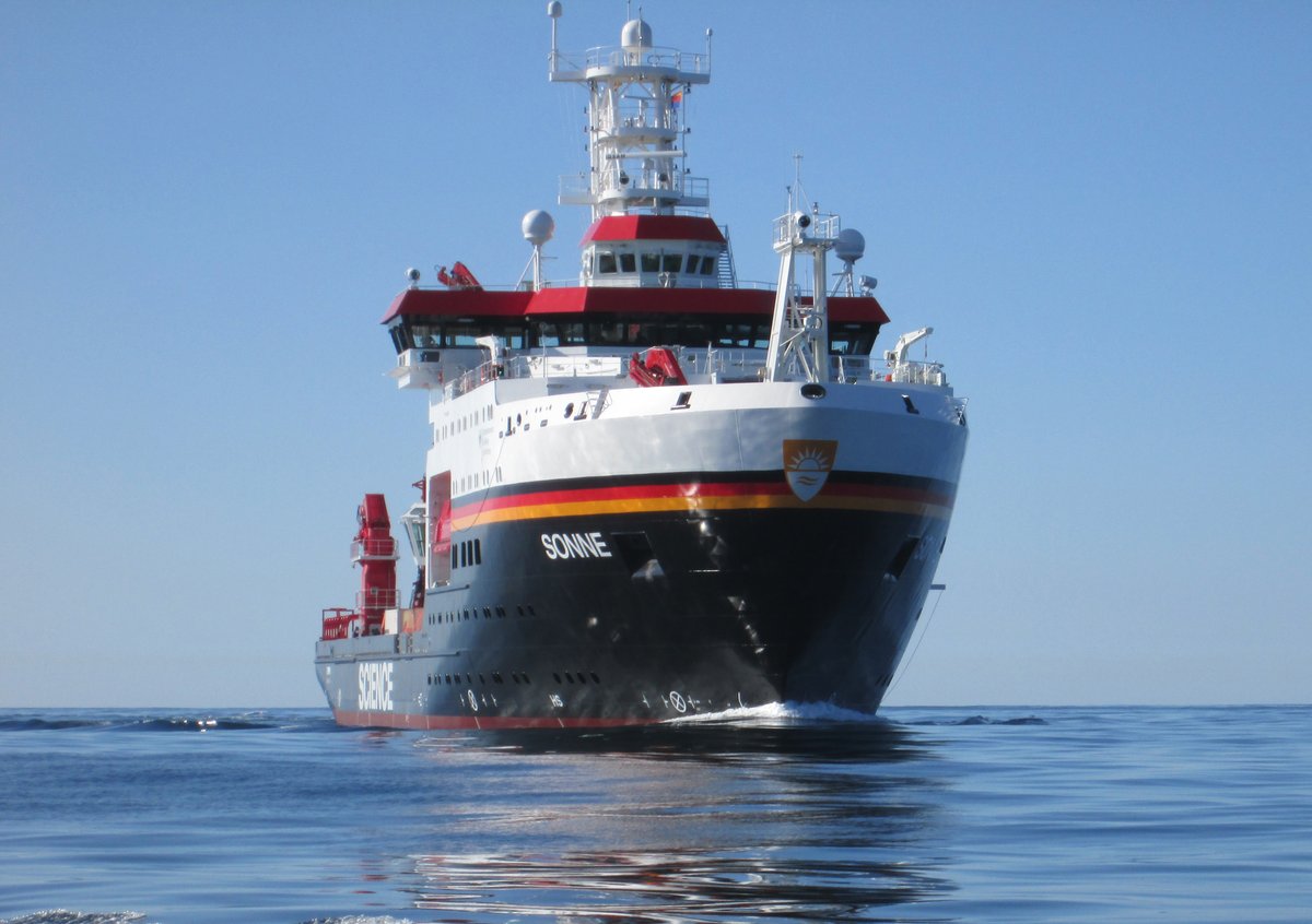 unihh's tweet photo. 28.000 Kilometer, um gefährdete Messdaten zu retten: Am 19. März bricht das Forschungsschiff SONNE zu einer seiner bisher längsten Reisen auf. Im Atlantik wird die Crew Messgeräte sichern – pandemiebedingt konnten sie nicht wie geplant gewartet werden. https://t.co/RVJx4RHv5f https://t.co/DJYHuEMhPD