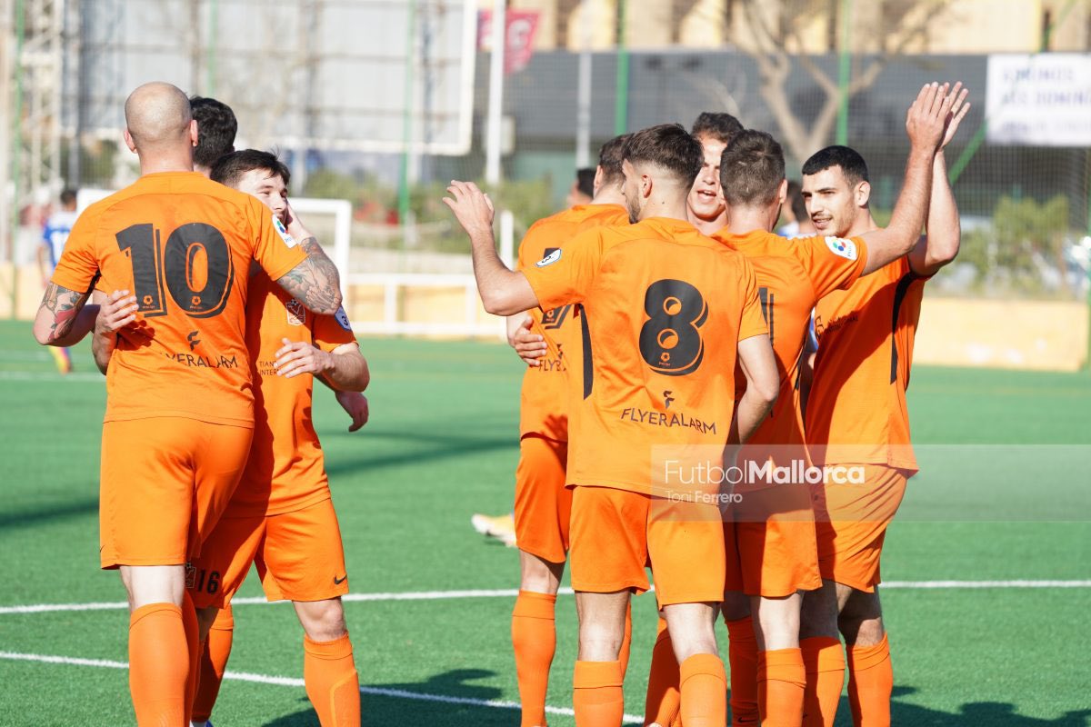 FutbolMallorca's tweet photo. 📸 @playasdcalvia 3-1 @ibizasrfc 

🙋🏼‍♂️ Revive con las fotos de @toniferrerofoto el partido que se disputó ayer con victoria local.

📌 https://t.co/daJQ4YG2Cy https://t.co/qQtGfCJYFr