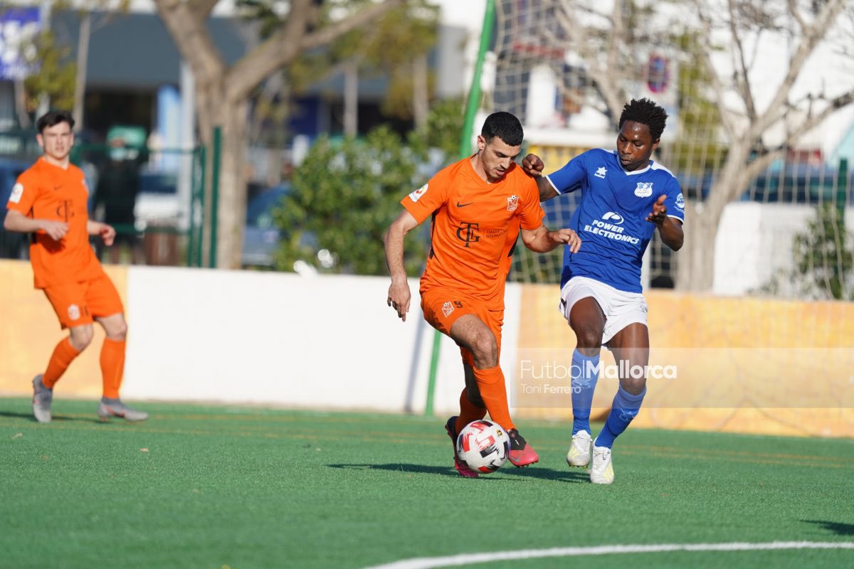 FutbolMallorca's tweet photo. 📸 @playasdcalvia 3-1 @ibizasrfc 

🙋🏼‍♂️ Revive con las fotos de @toniferrerofoto el partido que se disputó ayer con victoria local.

📌 https://t.co/daJQ4YG2Cy https://t.co/qQtGfCJYFr