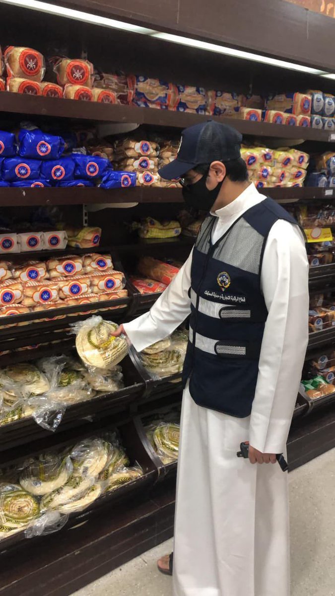 elyoom7's tweet photo. تواصل فرق وزارة التجارة التفتيشية جولاتها اليومية على المحلات التجارية في محافظة الأحمدي و مبارك الكبير وتم عمل محضر ضبط وجاري استكمال الإجراءات من قبل فريق طوارئ الكوت. https://t.co/MxuAYvpDWm