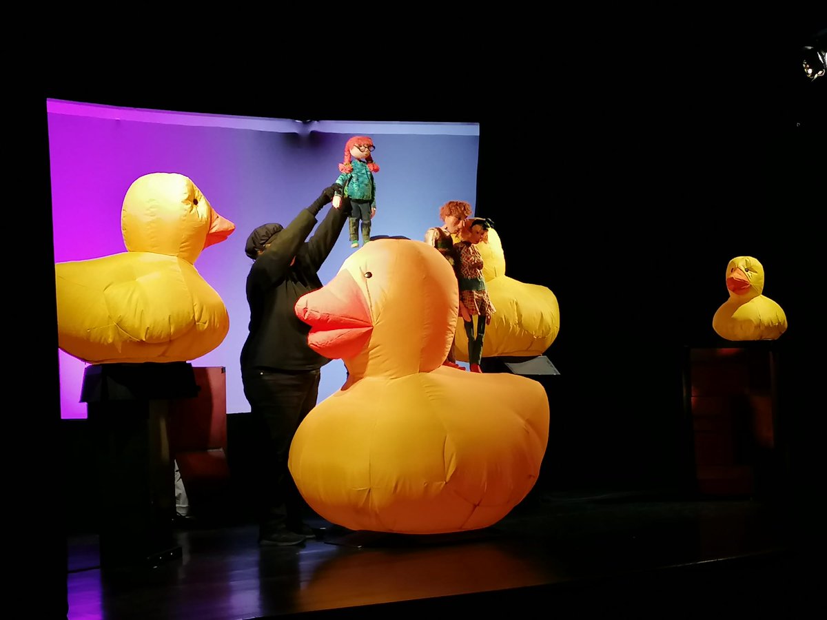 ajlagarriga's tweet photo. Més de 560 infants de les escoles públiques de #laGarriga han conegut aquesta setmana a la Rita, la protagonista de l'Aventura d'avorrir-se. Un espectacle, que s'ha fet al @TeatrelaGarriga dins el #projecteACE, que pretén motivar la creativitat dels infants #Culturasegura https://t.co/USALj9ljAn