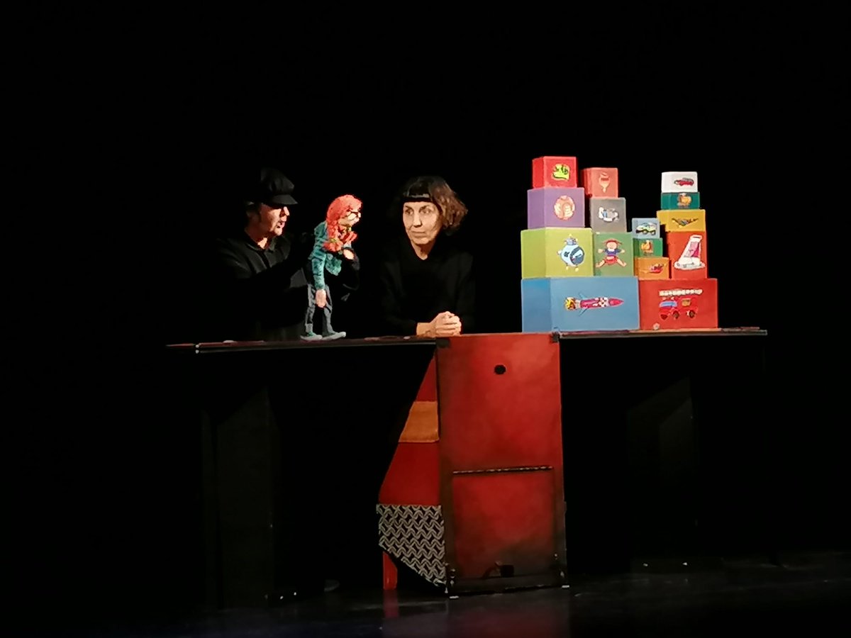 ajlagarriga's tweet photo. Més de 560 infants de les escoles públiques de #laGarriga han conegut aquesta setmana a la Rita, la protagonista de l'Aventura d'avorrir-se. Un espectacle, que s'ha fet al @TeatrelaGarriga dins el #projecteACE, que pretén motivar la creativitat dels infants #Culturasegura https://t.co/USALj9ljAn