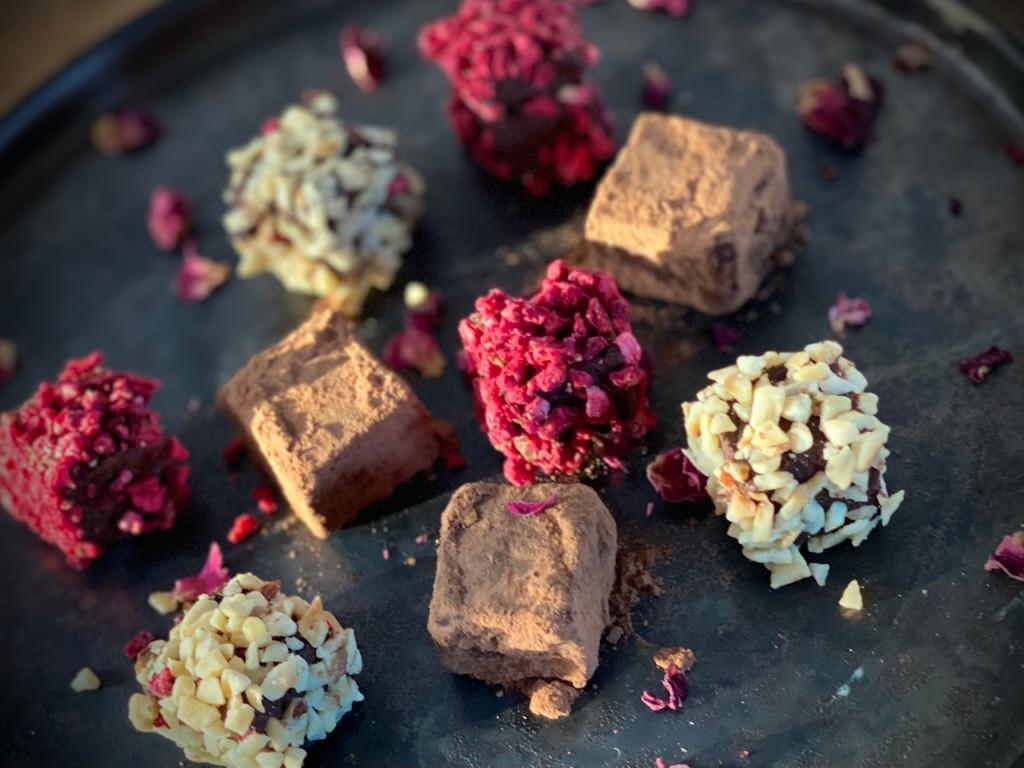 beyondfooduk's tweet photo. Want to learn how to make these chocolate truffle treats? Join our #FeastWithPurpose this Saturday to learn how to make these and lots of other treats for your mum this #MothersDay
Head to our website to register your place now.
https://t.co/qkv8bRRUVB
#GoodFoodDoingGood https://t.co/lUrRQqOJTi