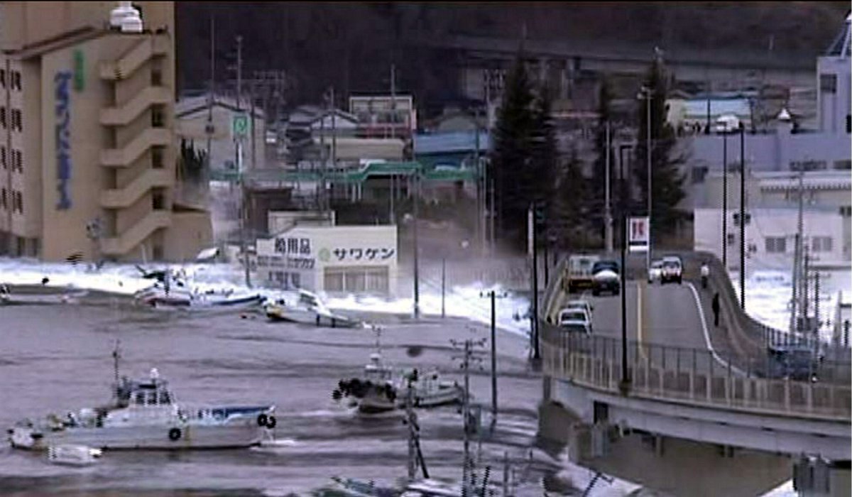 librodeifatti's tweet photo. #AccaddeOggi 11.03.2011 - Il più grave #terremoto nella storia del #Giappone (magnitudo 9.0) provoca uno #tsunami che colpisce gran parte delle coste e danneggia gravemente la centrale nucleare di #Fukushima. Nel disastro perdono la vita oltre 15.000 persone https://t.co/U2LKuZwLnm