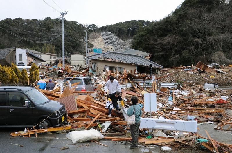 librodeifatti's tweet photo. #AccaddeOggi 11.03.2011 - Il più grave #terremoto nella storia del #Giappone (magnitudo 9.0) provoca uno #tsunami che colpisce gran parte delle coste e danneggia gravemente la centrale nucleare di #Fukushima. Nel disastro perdono la vita oltre 15.000 persone https://t.co/U2LKuZwLnm