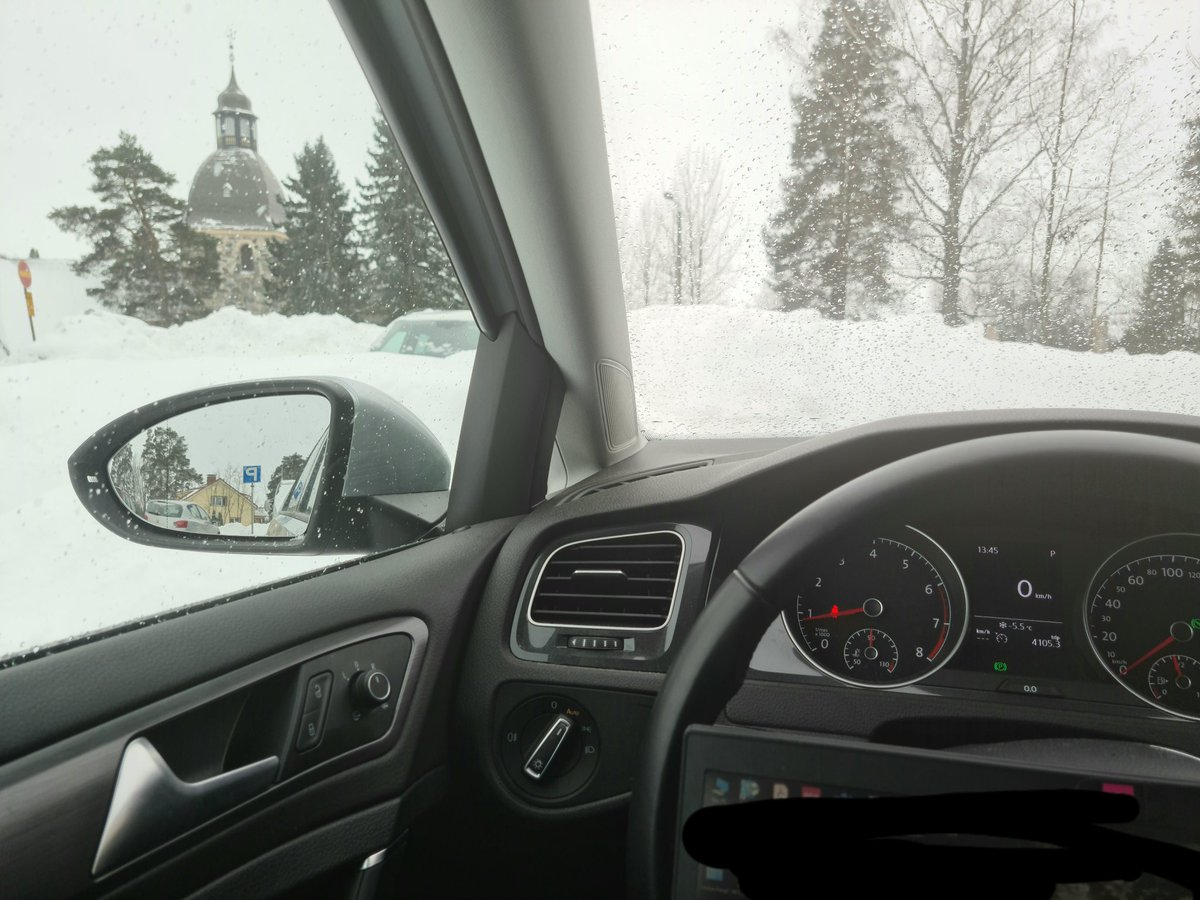 Juukks's tweet photo. Jos joku luuli, että IT alalla istutaan vain konttorissa nenä ruudussa. Tällä kertaa jalkauduttu ns. kansan pariin ja istutaan läppäri sylissä autossa. #dnalainen #elämäon #testausta https://t.co/IL2MdcJZHE