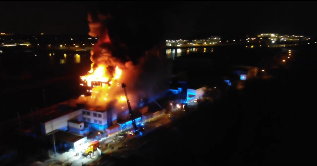 koredge_agency's tweet photo. Depuis le terrible incendie d'hier du data center de Strasbourg, nos équipes sont à l'oeuvre pour restaurer tous les sites impactés par cet incident.

Nous apportons notre soutien aux équipes d'#OVH !

Merci pour vos messages de soutien!

Crédit photo : SDIS 67 https://t.co/3jCRrZraOE