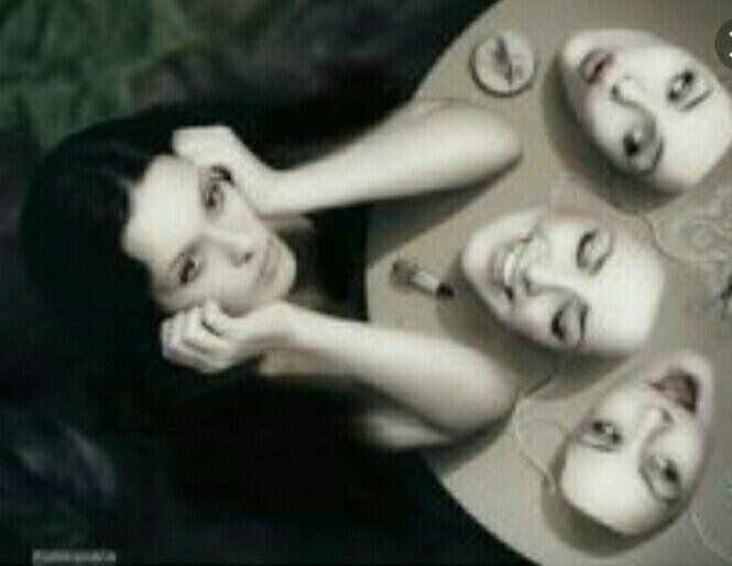 صوتكِ كهمساتِ الورد آسرُ
أم تَصابي عجوزٍ تتاجرُ

أنعمتُ بكلا النصين نظري
وغدوتُ بكلا القناعين حائرُ

أنصتُ لهمسات الورد بهمَّهِ
وأرنو لعجوزٍ لعوبٍ غادرُ

جعلت الخيار لهواً محبباً
وفتاة الرقة جناحها كاسرُ

تكاثرت بجعبتي الوجوهُ
والوجهُ واحدٌ بعيني هاجرُ
#عراق