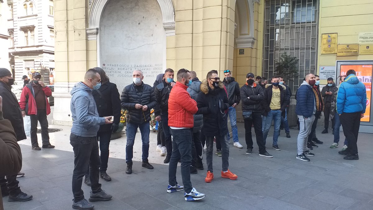 jaborovac's tweet photo. Pocelo protestno okupljanje ugostitelja, povodom majavljenih vikend mjera u KS.@novabhtv https://t.co/GGbLxV3bC9