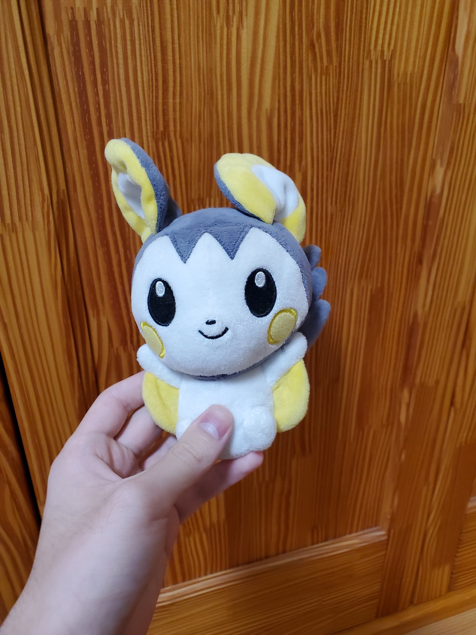 シャウルフ Emongatenshi 家にあるエモンガぬいぐるみと 育成済みの色違いエモンガ O W O ﾄﾞﾔｧ T Co Chywjks3ji Twitter