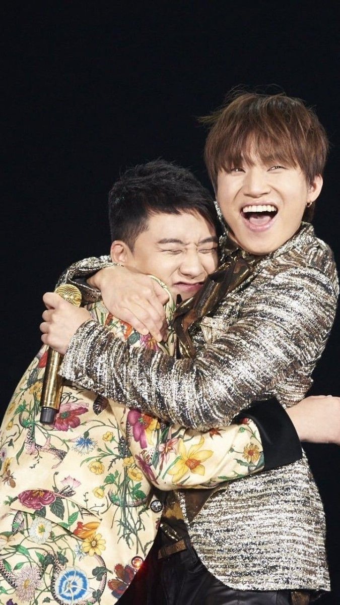 The maknae line passing the baton on who's going to feed vips next. From seungri to daesung lmao I love them both so much🤧💓
#DAESUNG
#WeStayedSeungri 
@YG_GlobalVIP