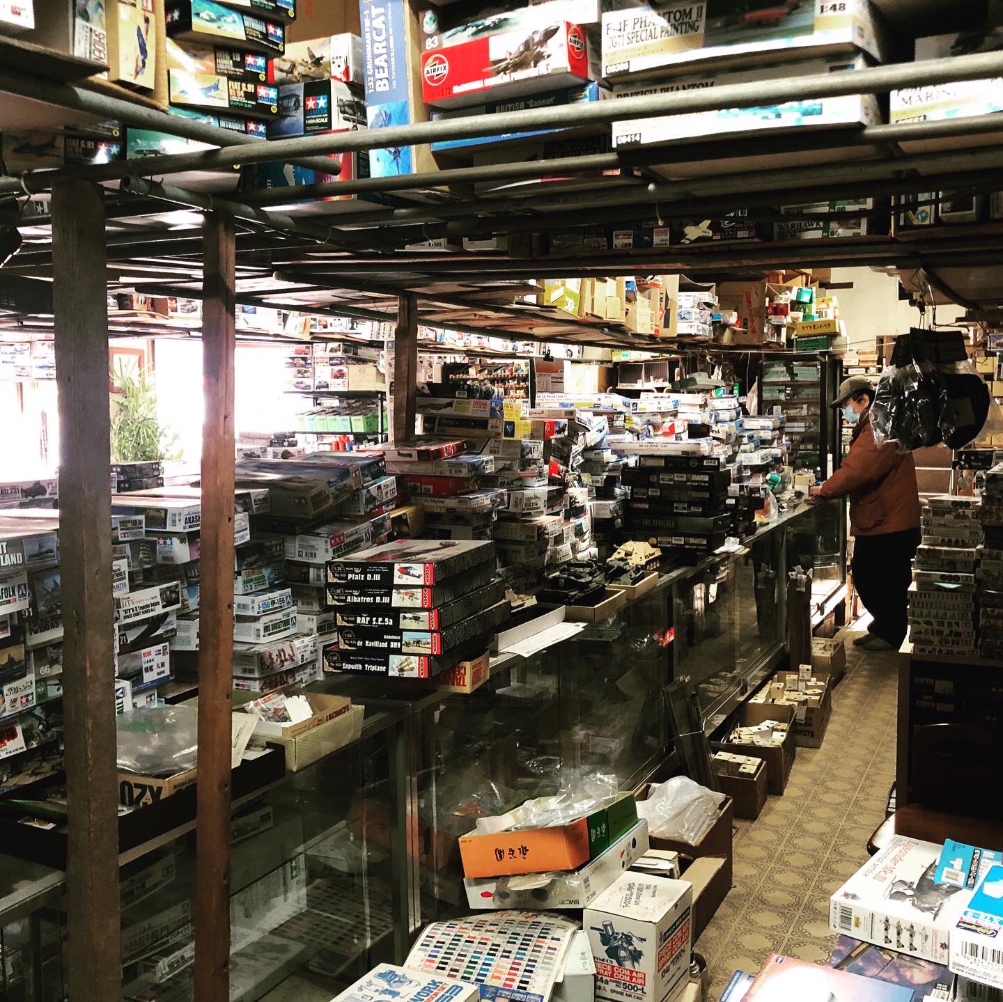 Robizombie 奈良で見つけた こち亀 に出てきそうなプラモ屋 スケールモデルの希少っぷりがとにかくエグい そして店主のお爺さんは車のディーラー の兄ちゃんにテスラをお勧めされておりました その辺も こち亀 感強め T Co Jskk7gv7df