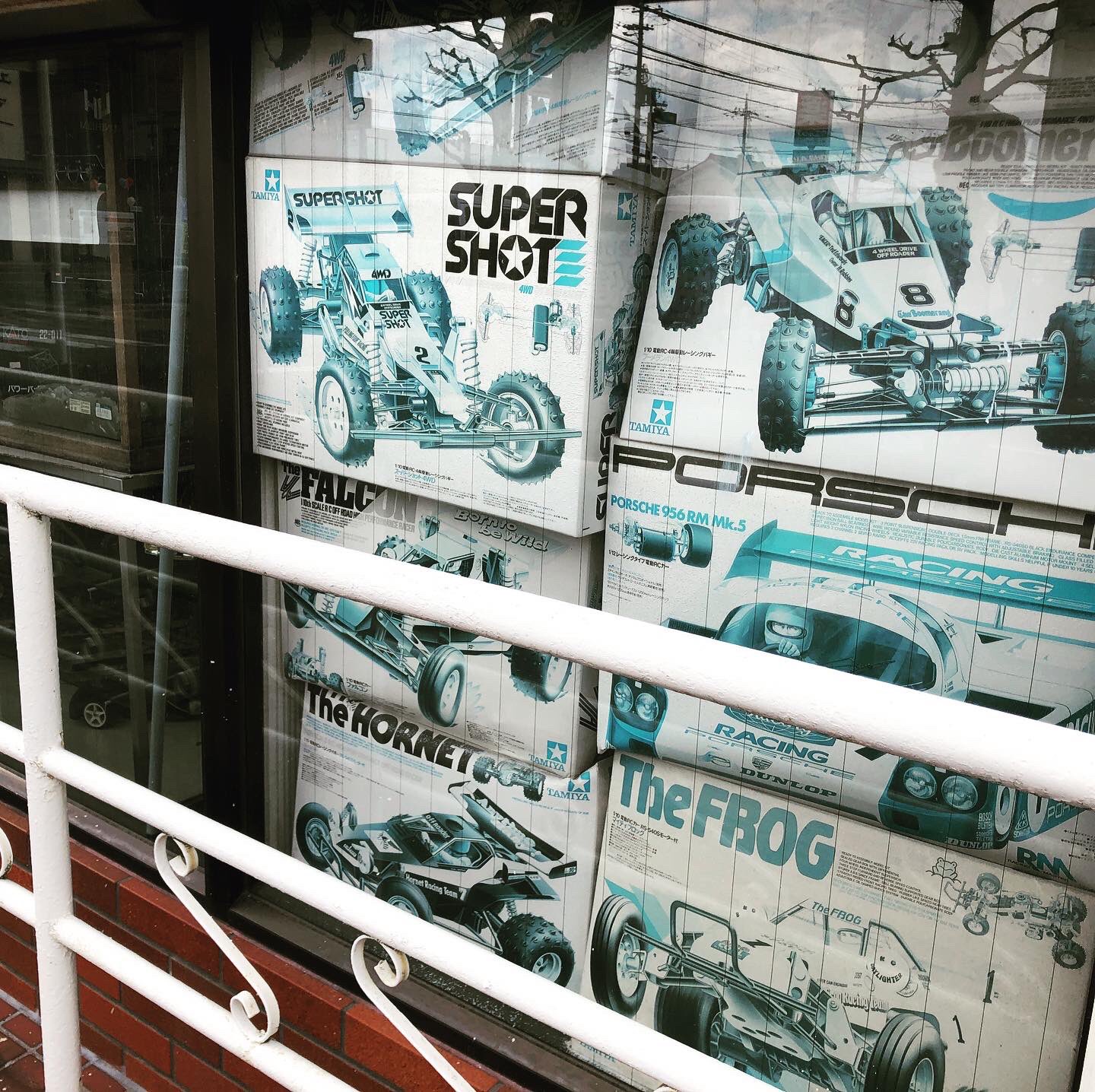Robizombie 奈良で見つけた こち亀 に出てきそうなプラモ屋 スケールモデルの希少っぷりがとにかくエグい そして店主のお爺さんは車のディーラー の兄ちゃんにテスラをお勧めされておりました その辺も こち亀 感強め T Co Jskk7gv7df