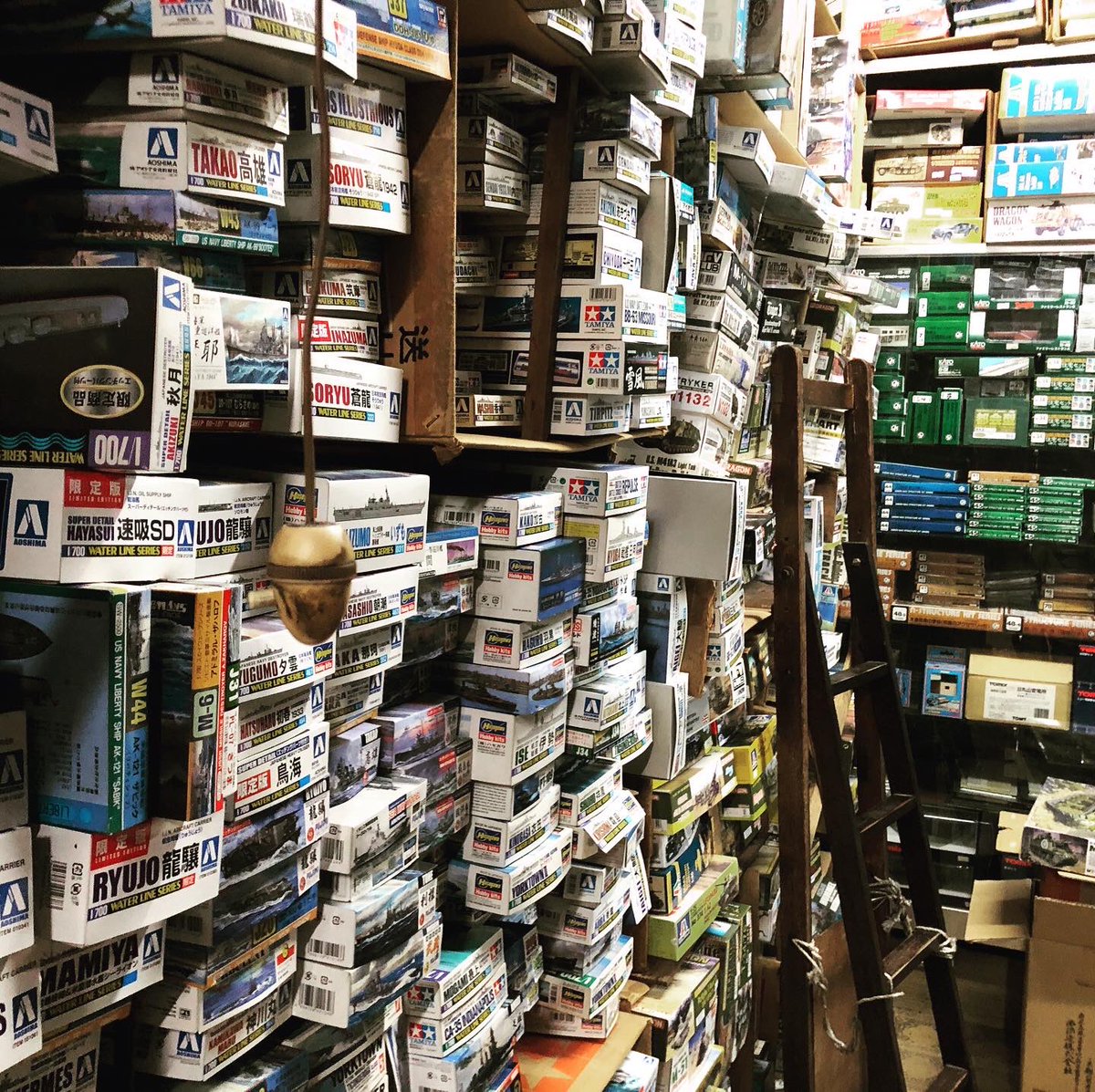 Robizombie 奈良で見つけた こち亀 に出てきそうなプラモ屋 スケールモデルの希少っぷりがとにかくエグい そして店主のお爺さんは車のディーラー の兄ちゃんにテスラをお勧めされておりました その辺も こち亀 感強め