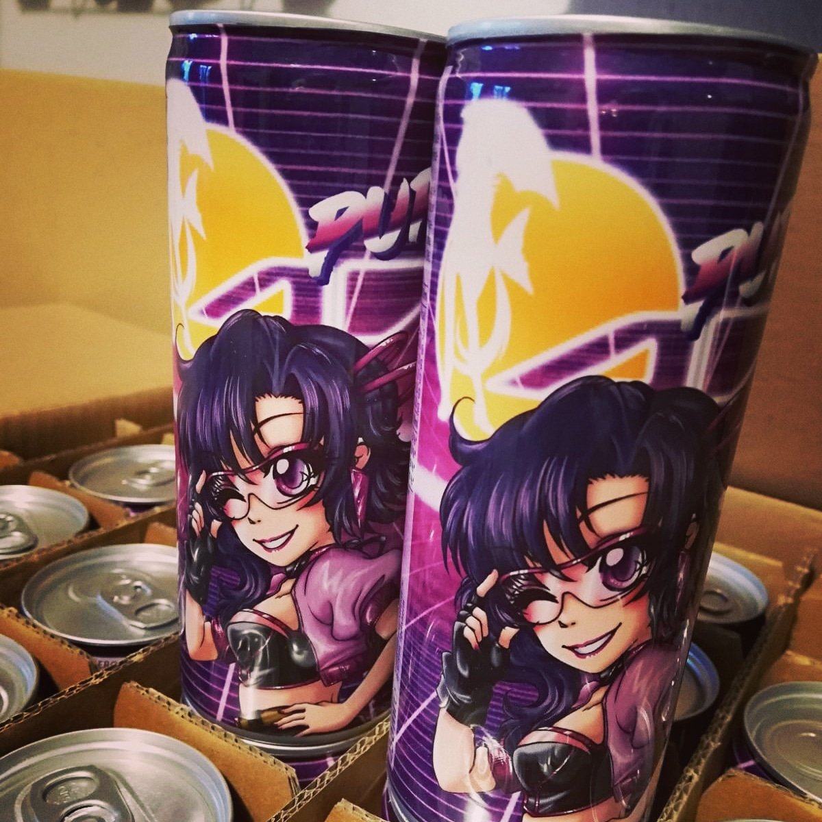 Fueschp's tweet photo. Der #ernergy #ainrg in der #anniversary Edition kommt!
Auch dieses Getränk wird es bald offiziell geben. #StayTuned

Copyright by Anime Illusion
Art by @LotusStardust

#dose #energy #manga #otakudrink #otaku #gaming #stream #streaming #merchandise https://t.co/4aCqPneEvM https://t.co/2CVKBtWFEg