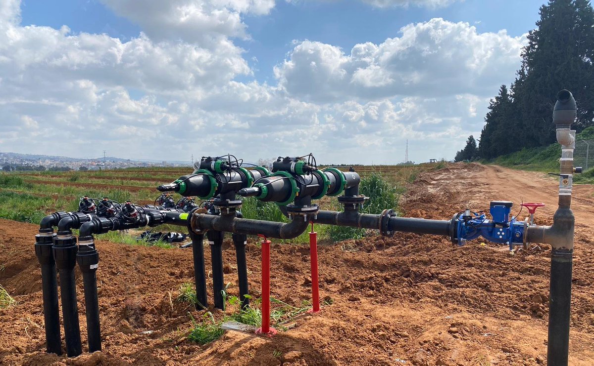 Otra gran instalación de un par de filtros Mini Sigma de 4" que protegen un sistema de riego por goteo en huertos de aguacates en el Kibbutz Nir Eliyahu, en Israel. El caudal total que pasa a través del filtro es de 110 m3/h con un grado de filtración de 130 micrones