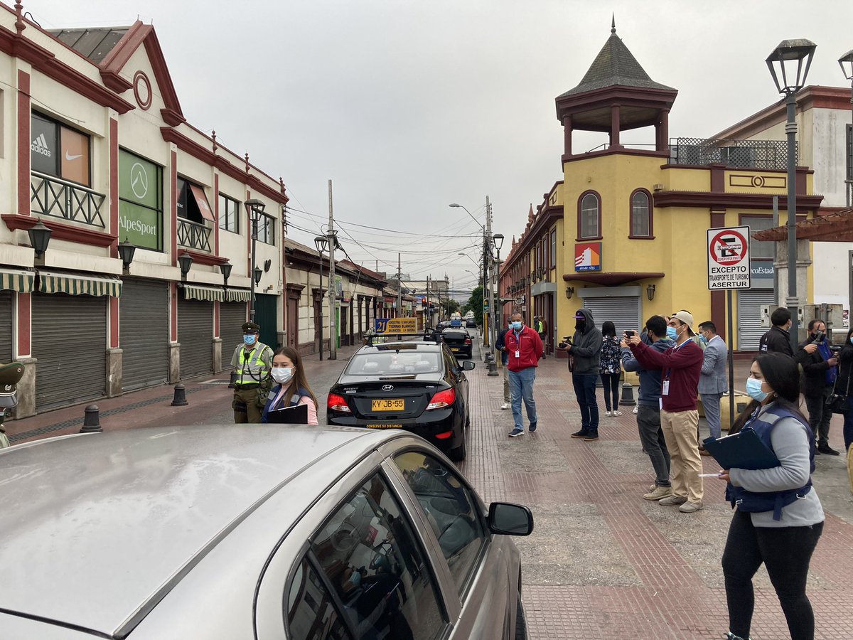 gorecoquimbo's tweet photo. En medio del despliegue de controles durante las primeras horas de cuarentena en #LaSerena #Coquimbo #Salamanca y #Vicuña, las autoridades regionales llaman a la comunidad a respetar la medida y salir con sus permisos solo de ser estrictamente necesario #RespetaLaCuarentena https://t.co/FY8DUhTClT