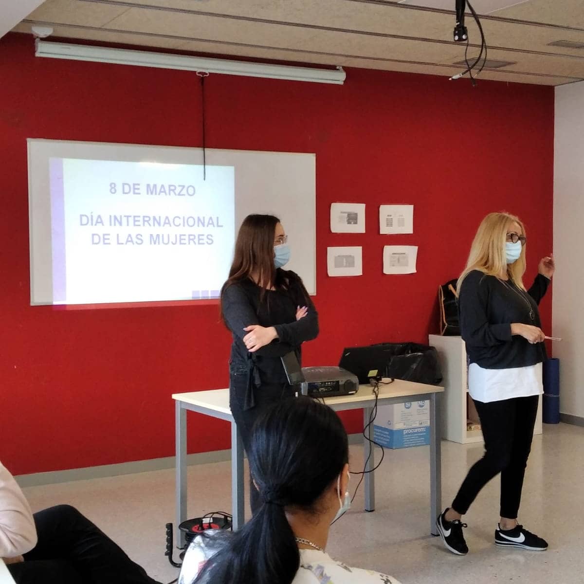formaciocasal's tweet photo. Avui a #dDones #AuladeComerç #laMina hem rebut la visita de les companyes de Secretariado Gitano @gitanos_org. Moltes gràcies companyes. #donesenmarxa @casalinfants #jovesSiSi https://t.co/NPTkkPzYRL