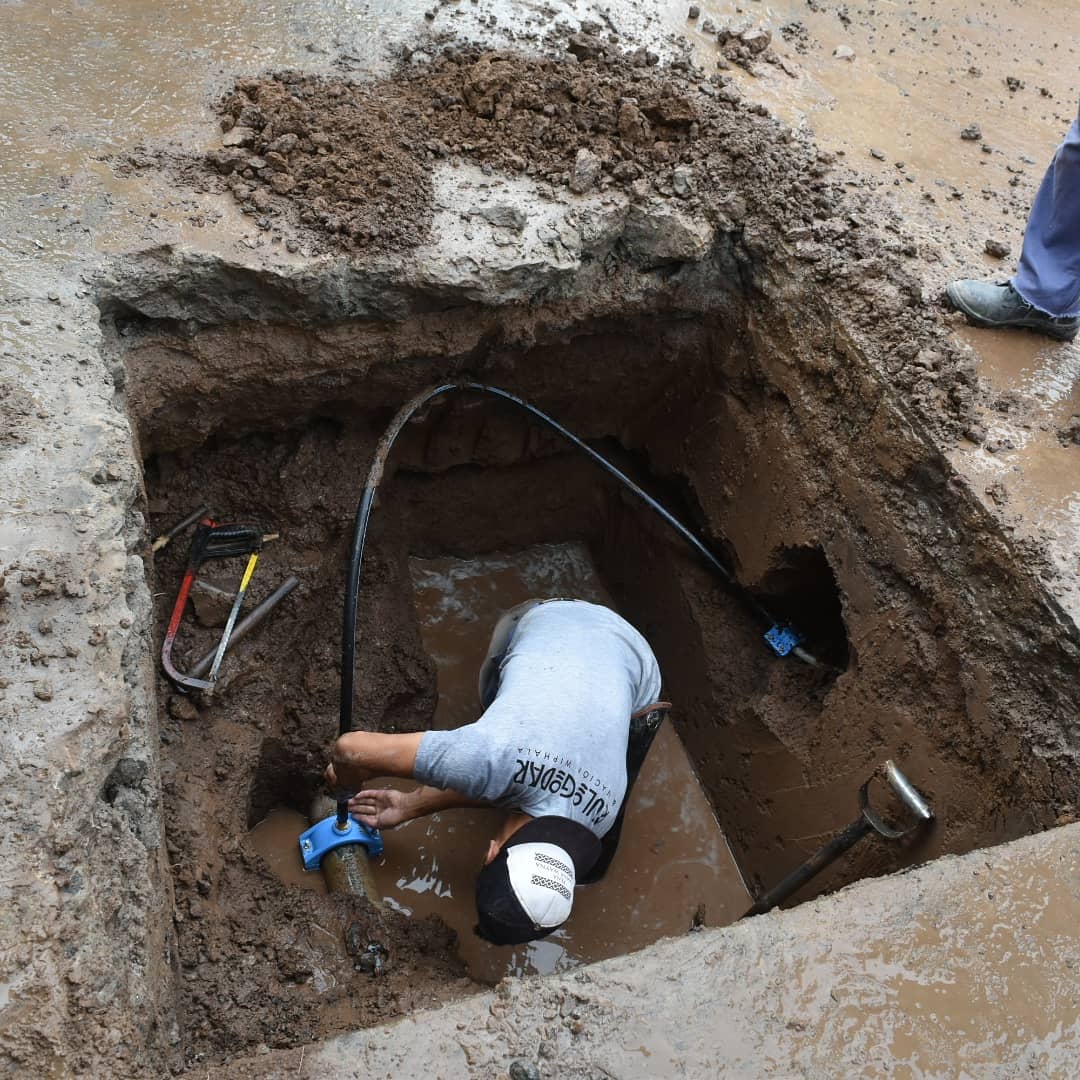 ServPublicMerce's tweet photo. Hoy los trabajadores municipales de obras sanitarias se encuentran dando respuesta a los reclamos de la línea 147 y llevan adelante la reparación de una pérdida de agua en el caño de red de calle 38 e/11 y 13. 
#CiudadDeTodos https://t.co/mI69CHhlE1
