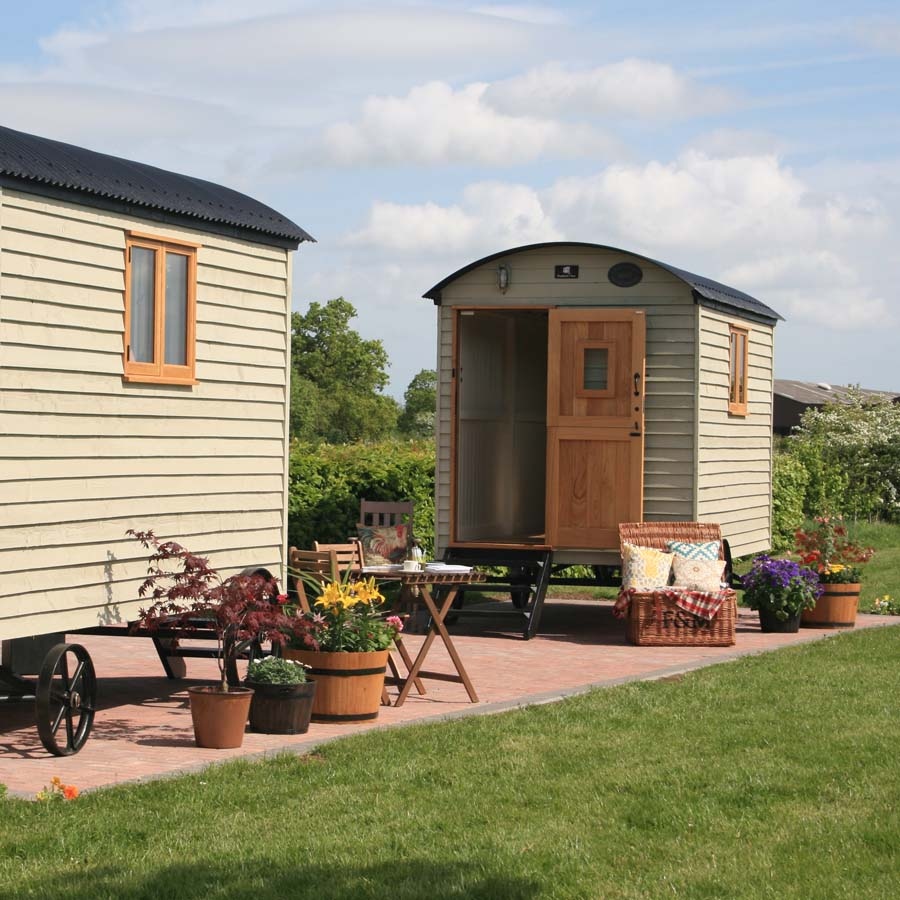 Considering separating home and work life?
Need a peaceful, space to think &amp; develop your business? 

Great #opportunity to snap up one of these eco-beauties 💚 Perfect for an #office #studio or #therapyroom 
Interested?

#shepherdshut #smallbusiness
#monumentpark #oxfordshire