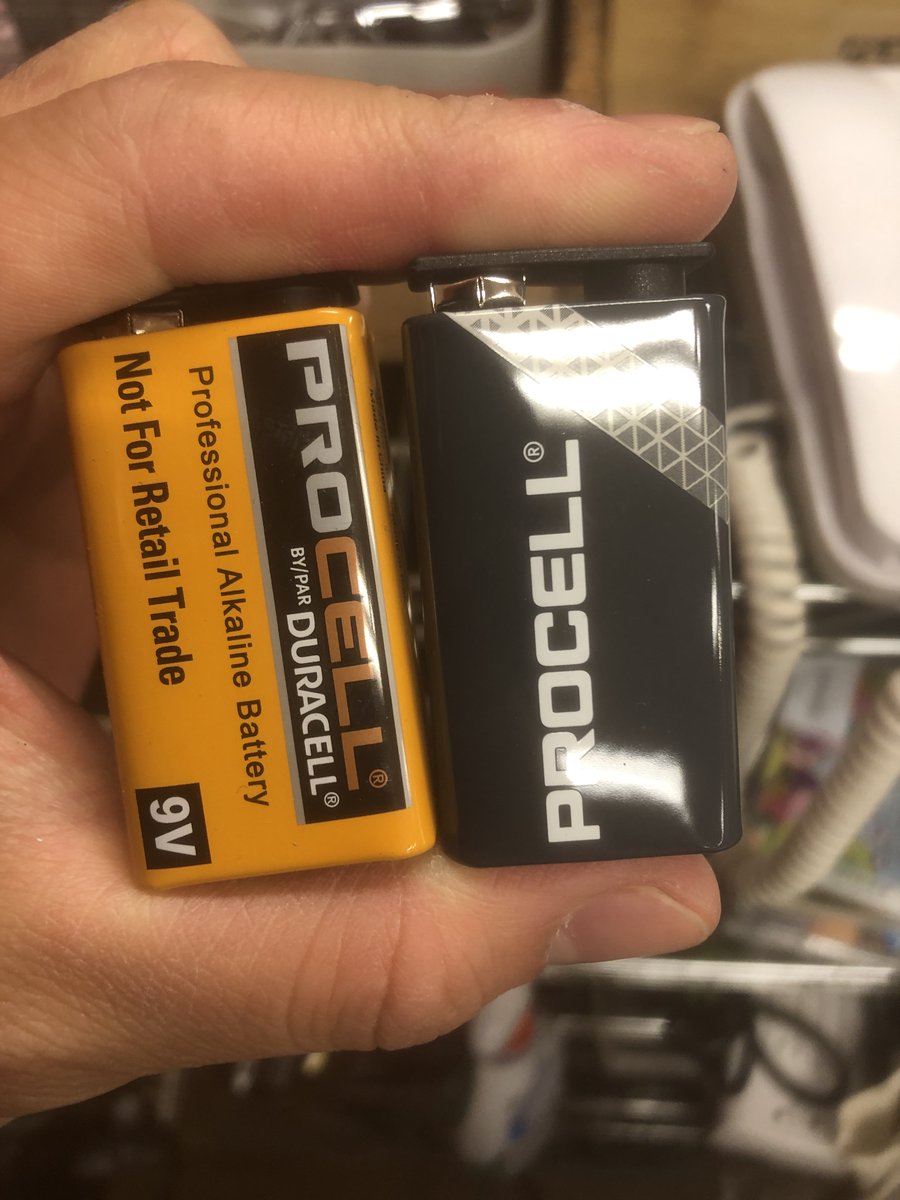 penta_handsside's tweet image. PROCELLのデザイン変わっとる！
左が旧で右が新ですね！
だいぶ無骨な感じになったな..

PROCELLの9V電池は医療系でも使用される信頼性バッチリの電池らしいのでエフェクター に使うならこれで間違いなし！
¥350で販売してるのもペンタくらいじゃない？
#procell
#電池
#9V