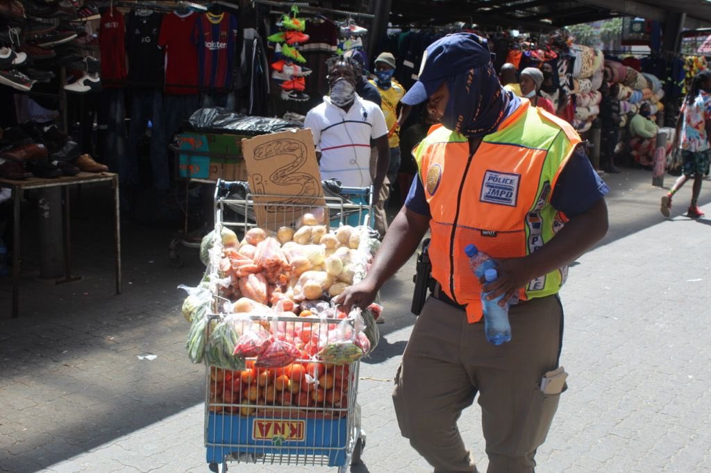 mlungisi_baso's tweet photo. TODAY:@CoJhousing continued with it's accelerated service delivery operation in Ward 59, Inner City which commenced on March 1, in an effort to fight illegal trading, water connections, and unattended waste.
#cleanjoburg
@Lwazi48712051
@CityofJoburgZA
@ifp_gauteng https://t.co/vxJt6uUK88