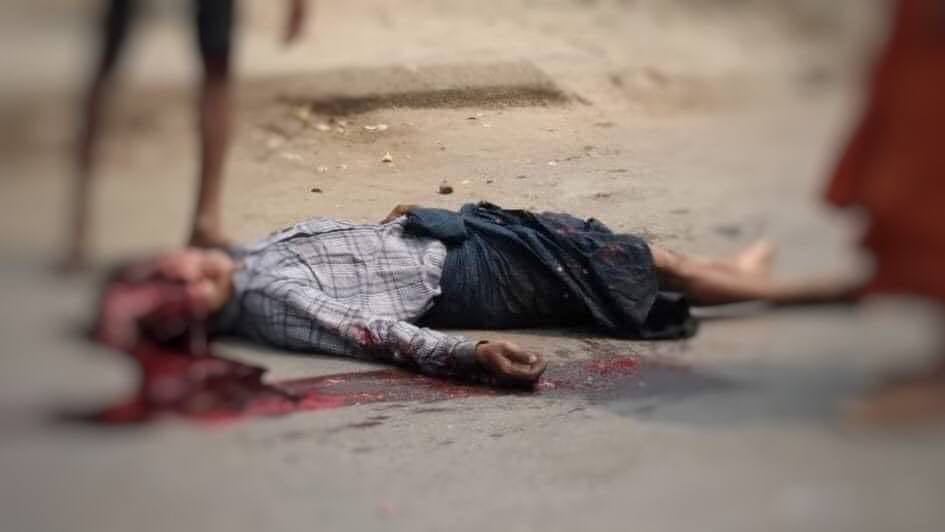 thurathaw's tweet photo. TW//Blood
People are dying every day. But the big democracies are still watching. Like a world famous photo (hunger child in africa).
Crd: Photo
#TerroristsMyanmarJunta
#BeatToDeath
#MyanmarMilitaryCoup https://t.co/Lc4LdzveUq