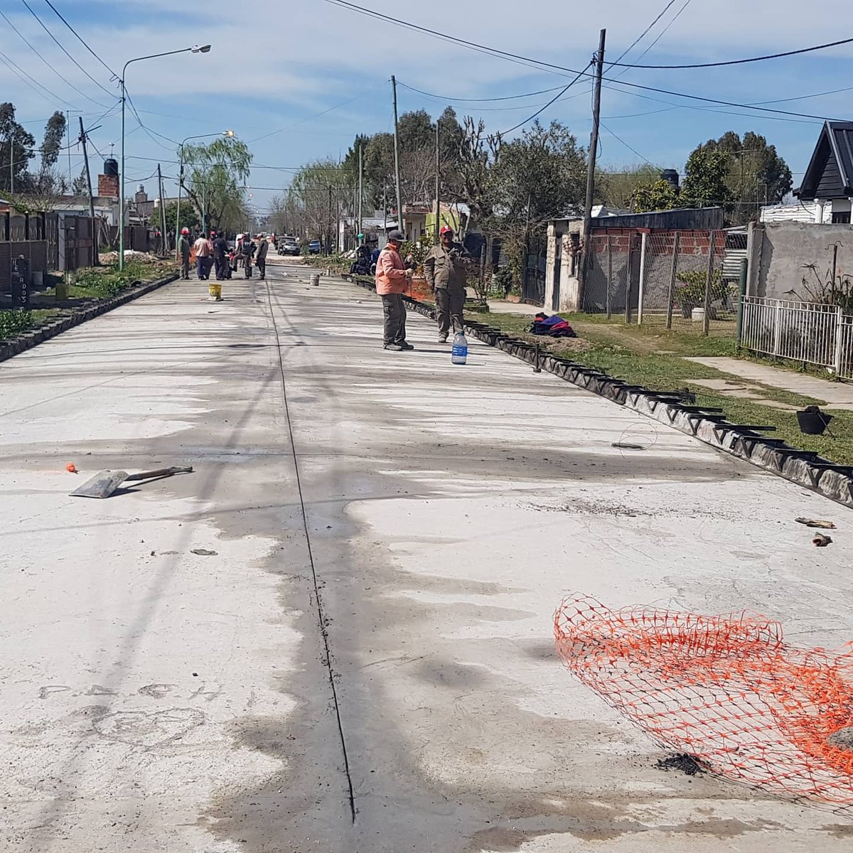 martinrgill's tweet photo. Con el #ArgentinaHace acercamos las obras que necesitan las y los vecinos a cada municipio del país. 

Los trabajos del plan de repavimentación y pavimentación de calles avanzan en #Ensenada. 
#ReconstrucciónArgentina https://t.co/QEW3nREWWD