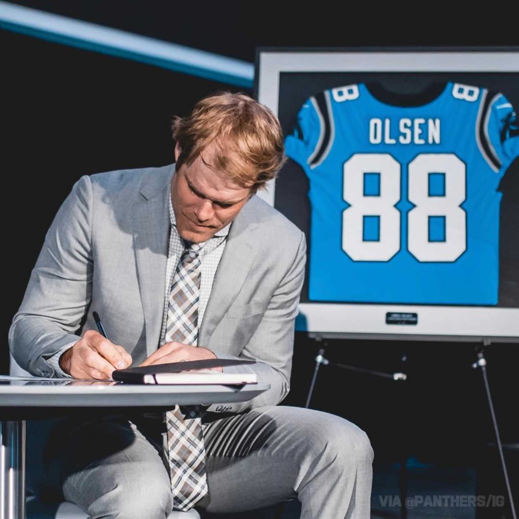 NFLLegends's tweet photo. 8️⃣8️⃣ &amp; 5️⃣8️⃣ 

@gregolsen88 and @ThomasDavisSDTM signed one-day contracts and retired as @Panthers today.

Welcome to the NFL Legends Community! https://t.co/LHv8UFz1JQ