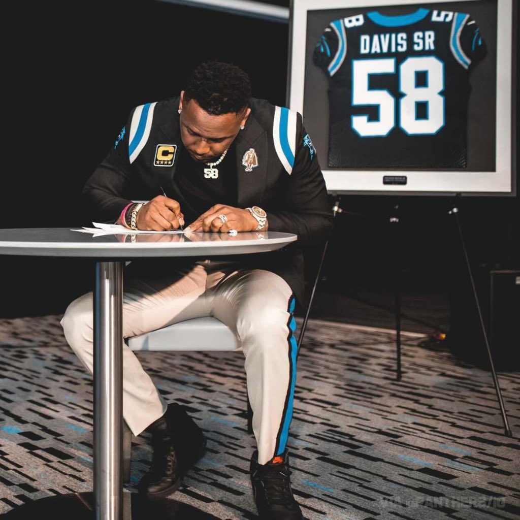 NFLLegends's tweet photo. 8️⃣8️⃣ &amp; 5️⃣8️⃣ 

@gregolsen88 and @ThomasDavisSDTM signed one-day contracts and retired as @Panthers today.

Welcome to the NFL Legends Community! https://t.co/LHv8UFz1JQ