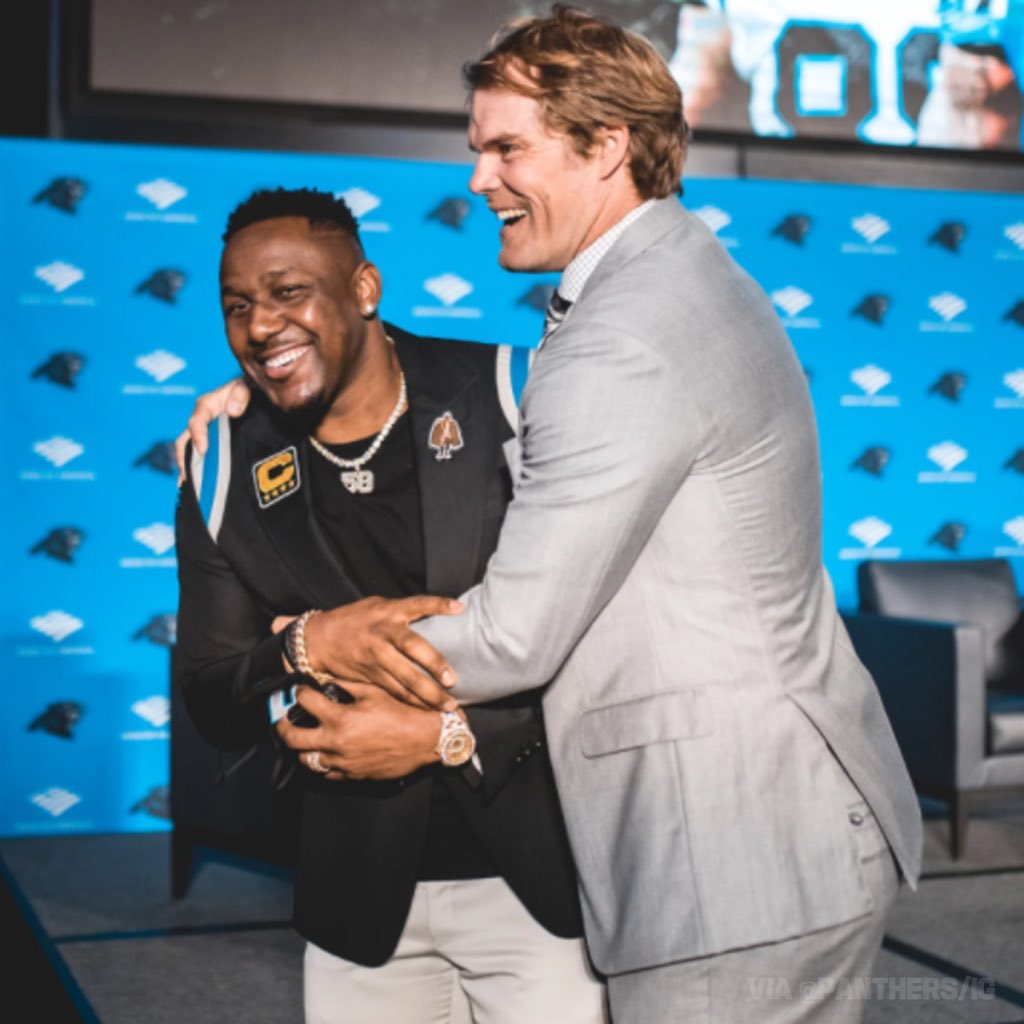 NFLLegends's tweet photo. 8️⃣8️⃣ &amp; 5️⃣8️⃣ 

@gregolsen88 and @ThomasDavisSDTM signed one-day contracts and retired as @Panthers today.

Welcome to the NFL Legends Community! https://t.co/LHv8UFz1JQ