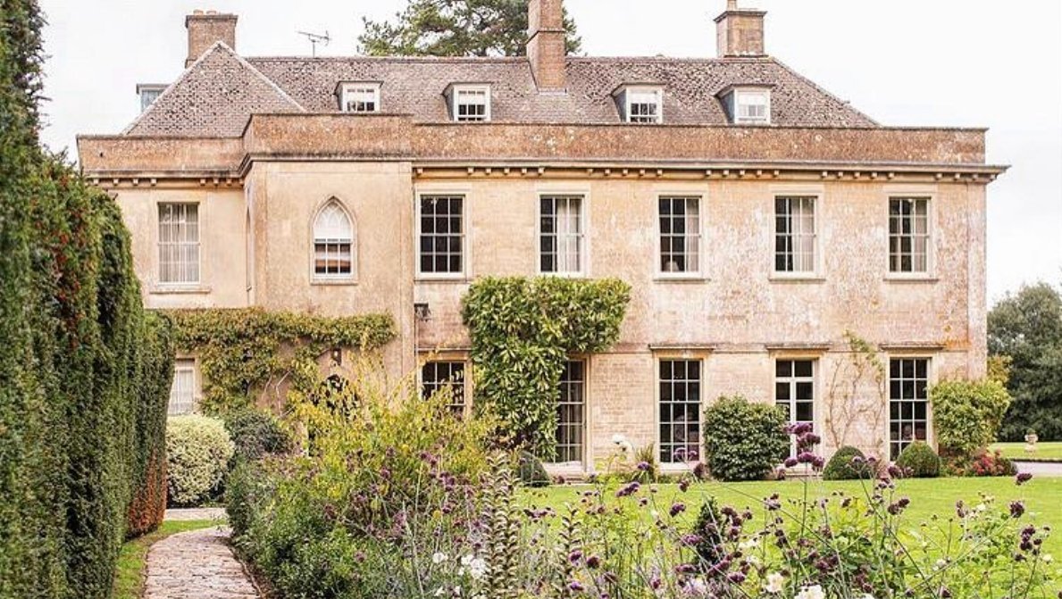 A quintessential countryside retreat with a Cowshed Spa, walled gardens, cinema, swimming pools, tennis courts, cricket pitch and a lake. Babington House is one of our Mother's Day gorgeous pressie picks! 🐞 

roomcard.com/articles/The-B… 

#somerset #babingtonhouse

📷 <a href="/stacieflinner/">stacie flinner</a>