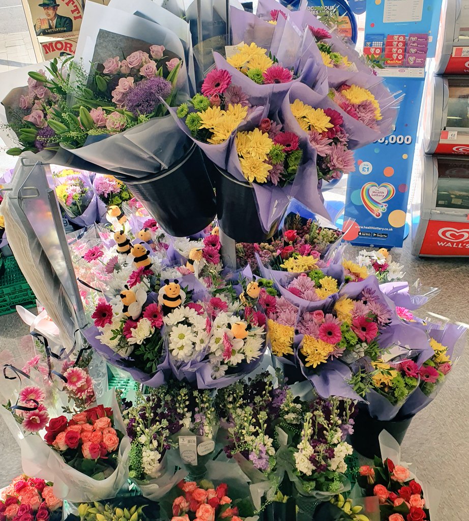 Mothers day ready at Hawthorn road 💐🍫🍷🥂 <a href="/AdrianD93465562/">Adrian Dunn</a> @grahamwren2 <a href="/ClaireKoziol/">Claire Koziol</a>