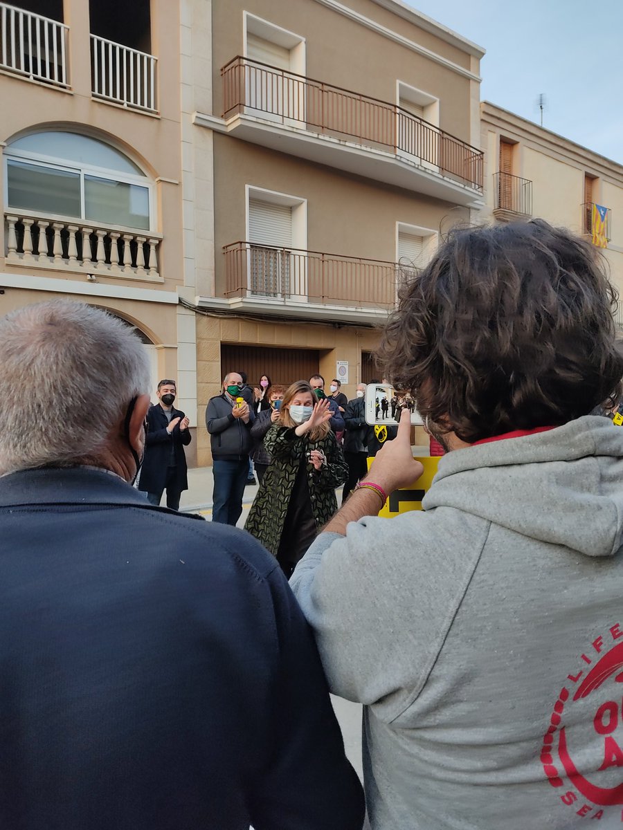 merce_ritas's tweet photo. Bentornada @MeritxellSerret !!!

Solidaritat antirepressiva sempre, pel retorn dels presos i exiliats.

Que la pròxima siguis tu @AnnaGaSabate, et trobem a faltar. https://t.co/ze08Sh8g5S
