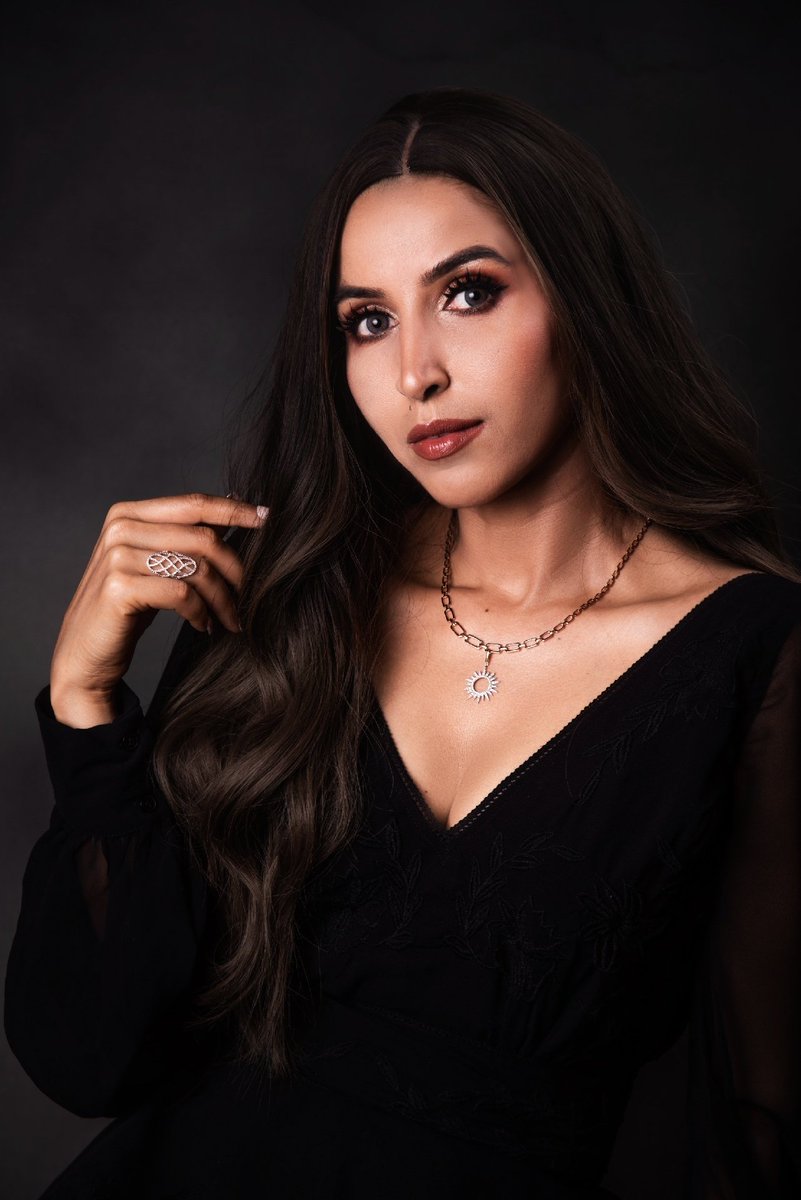 Where there is Woman, there is MAGIC 😊✨
✨
#stylishbynature
.
.
.
#Diamond
#lockdown #GoVegetarian
#7project #isha #ThursdayVibes #SupaKomando
#zomatodeliveryboy