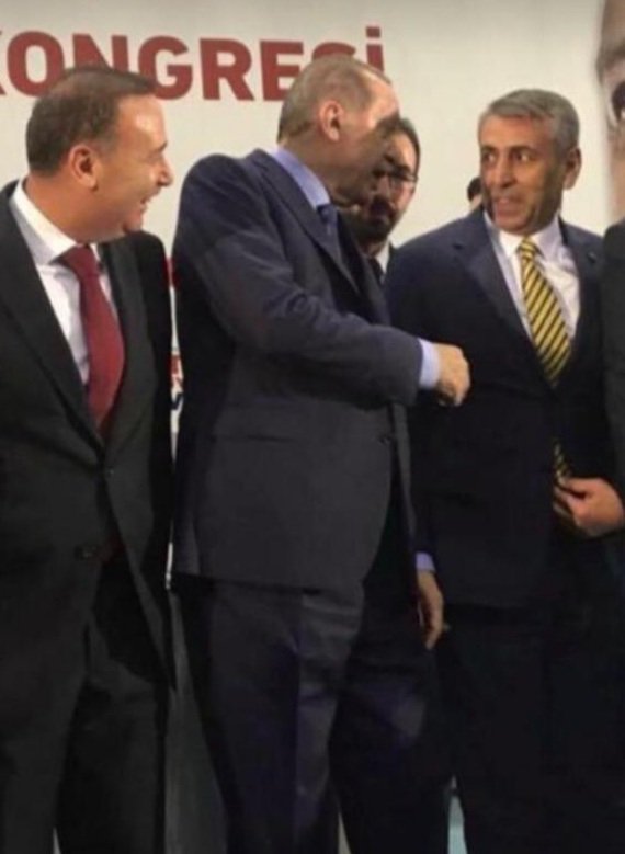 terminatorrr_'s tweet photo. Sayın cumhur başkanım o yanınızdaki latif özel sizin polislerinize hepinizi sikerim diyor #NusaybineHuzurVerin https://t.co/cl2CpFP6MC