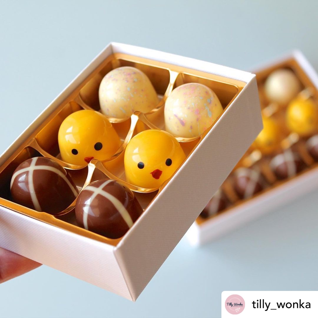 HomeChocFactory's tweet photo. Easter Chocolate inspiration from @WonkaTilly- These boxes of Hot Cross Bun, Lemon Chick & Speckled Egg Biscoff Pralines are adorable!๐ฅ
https://t.co/gYBxu5pMp5
#homechocolatefactory #pastryacademy #chocolatier #pralines #chocolatebox #easterchocolates #colouredcocoabutter https://t.co/VZsvDYjhph