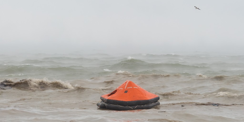 MCA_media's tweet image. #Fishermen: if your boat capsizes suddenly or you need to abandon ship, will your liferaft float free?

⚠️ Fit the Hydrostatic Release Unit correctly: bit.ly/30s1J6U 
⚠️ DON'T TIE YOUR LIFERAFT DOWN
⚠️ How to fit the HRU correctly: bit.ly/3qAH1MC