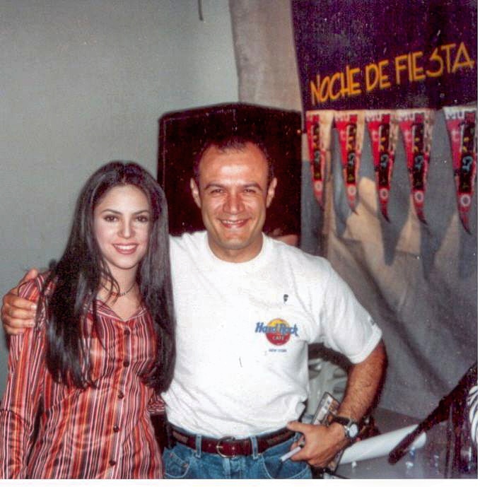 losalfa8_'s tweet image. En nuestro tbt de hoy, Ricardo Bustos y @shakira en rueda de prensa para @Radioacktiva_ después de ensayar  con su banda por más de un mes en @MusicTimeRecord