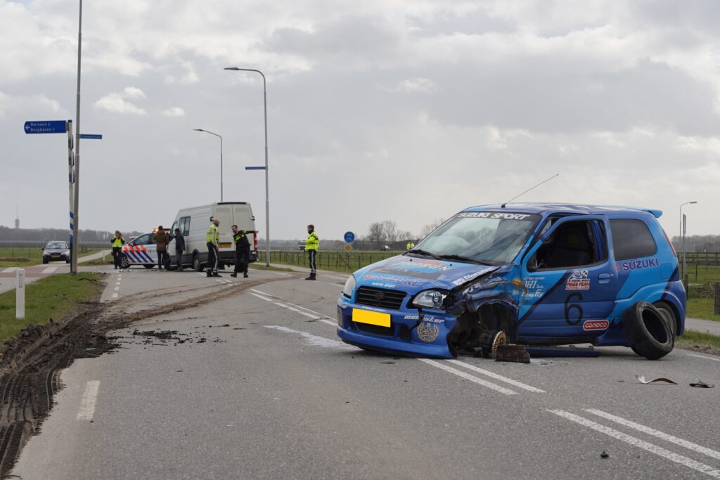 Twee voertuigen raken zwaar beschadigd bij ongeval Horssen..
