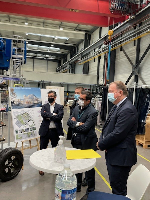 Prefet44's tweet photo. Hier le préfet s'est rendu à l'@IRTJulesVerne pour visiter les locaux et rencontrer les acteurs de l'#innovation et des #technologies du #futur avec une présentation sur les procédés #composites. Il a évoqué les différents dispositifs #francerelance pour soutenir l'innovation. https://t.co/b1T2RNeVg2