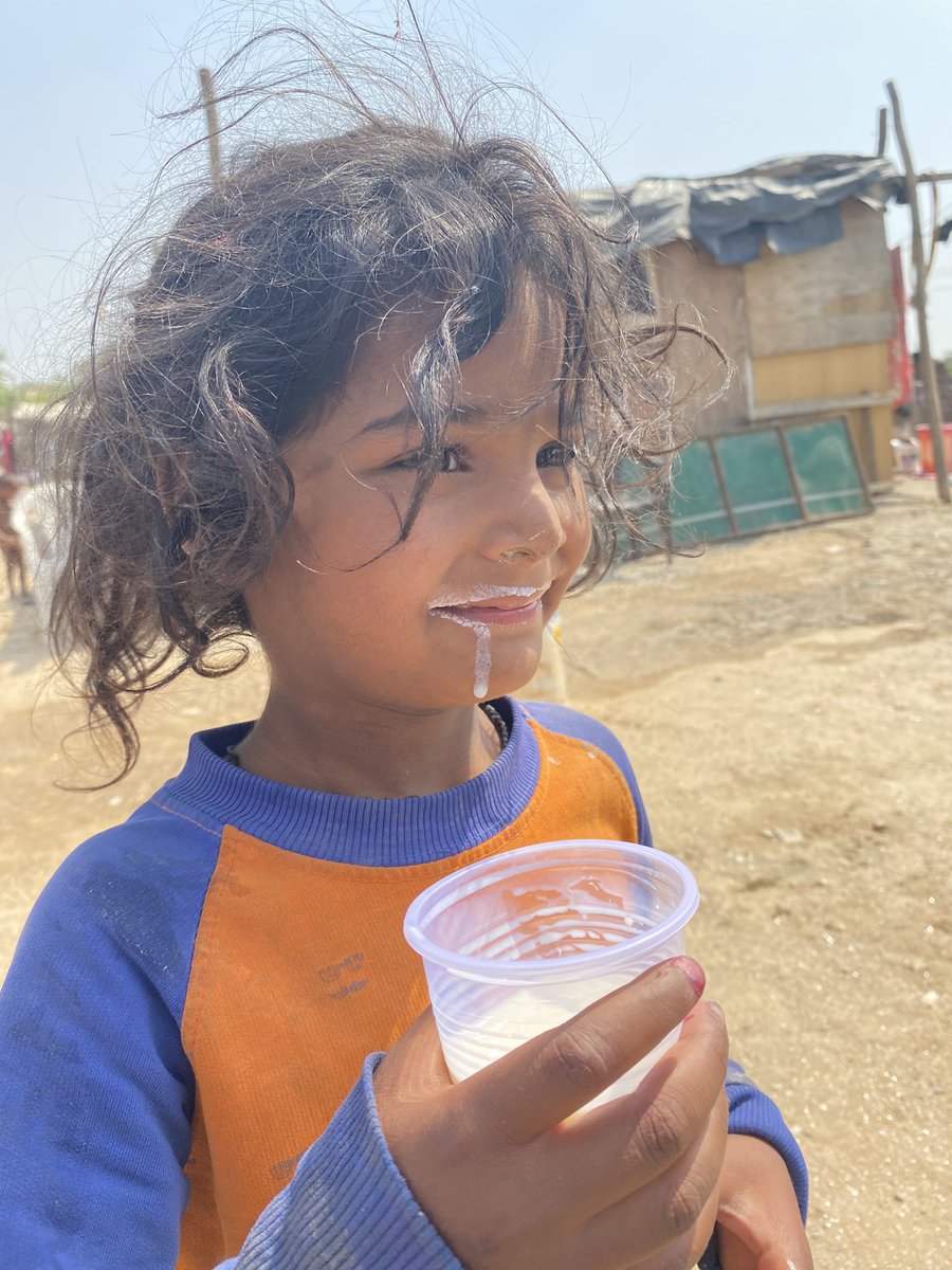 NotaNGOaunty's tweet photo. The best #Mahashivratri ever! 5000+ children were given #milk by @wishesblessings Heartfelt gratitude to all #donors &amp; #supporters. #OmNamahShivaya #Sadhguru #streetchildren https://t.co/HHqxBozyAZ