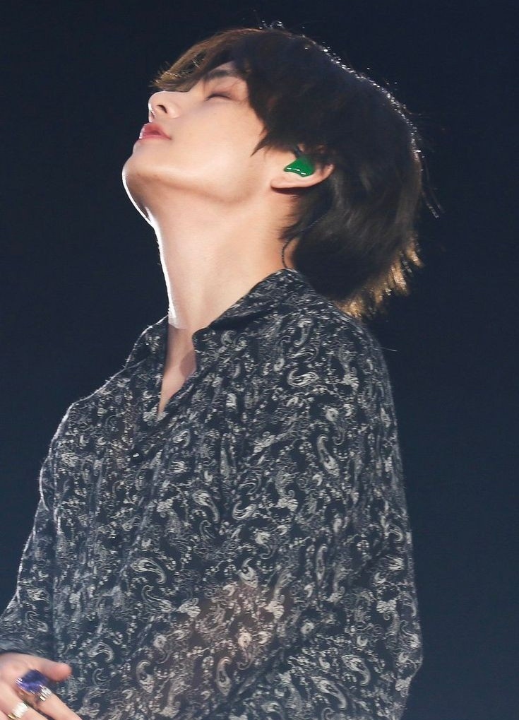fairiestkoo's tweet photo. Kim Taehyung feeling himself on stage –a mf thread; https://t.co/tVp2kCryX8