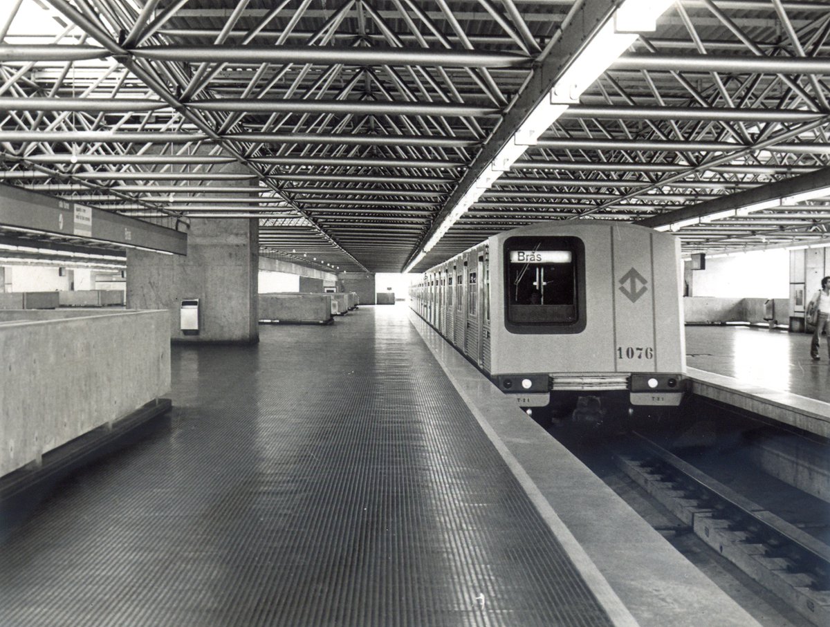 Metrô de São Paulo on X: #tbt No dia 10/03/1979, a Linha 3-Vermelha  (antiga Leste-Oeste) começava sua operação comercial no trecho Sé-Brás, das  6h às 20h. A estação possibilitou os usuários fazerem