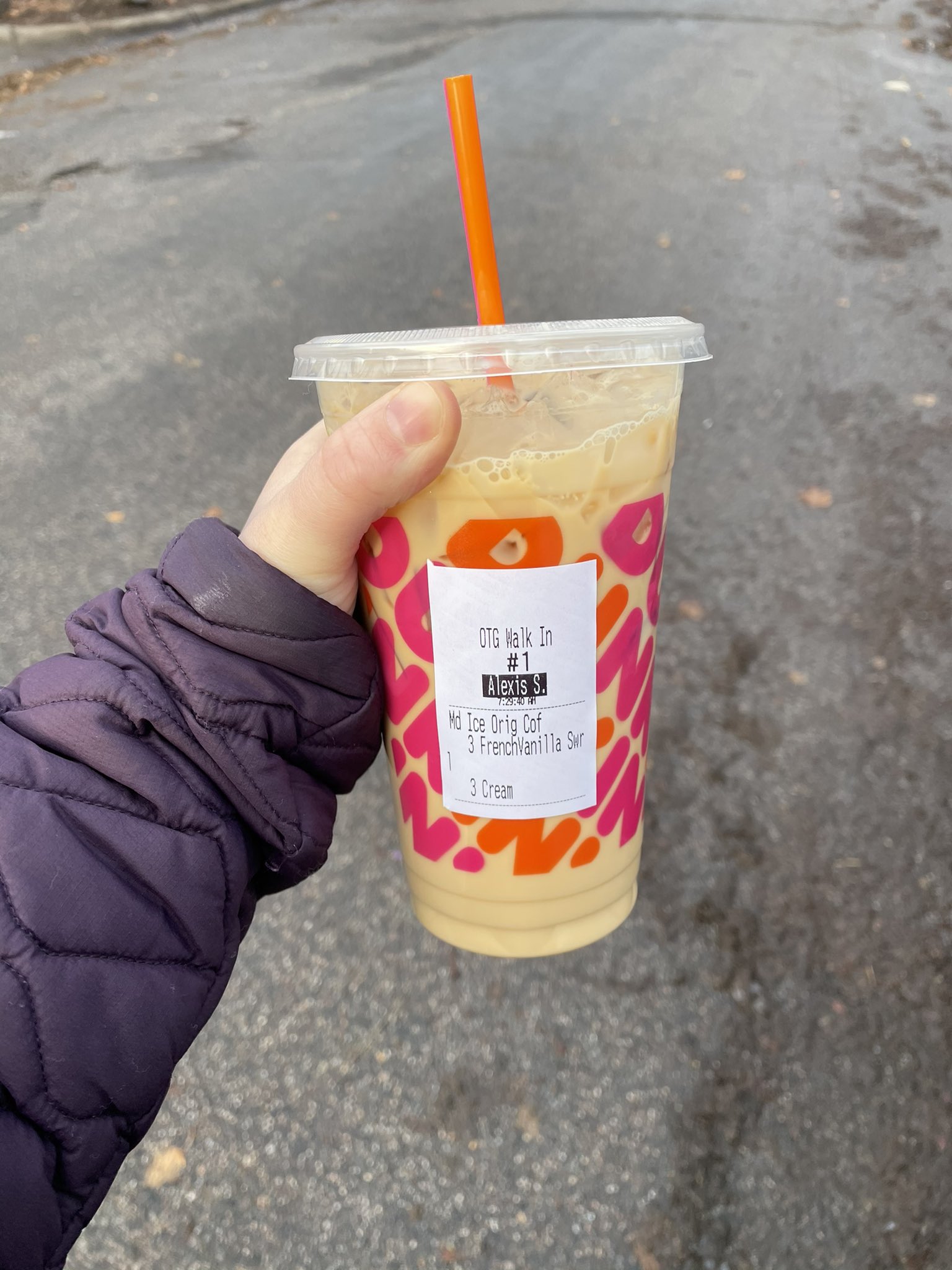 OMFG I GOT ORDER NUMBER 1 AT DUNKIN!! HAPPY AUSTIN SWIFT S BIRTHDAY TO ME 