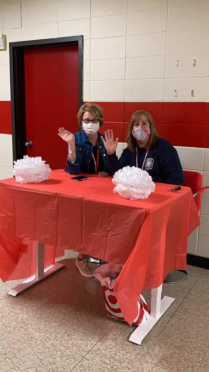 OakersCla's tweet photo. Happy Hallway Greeters!!  @CoventryOakers #spreadinghappyvibes https://t.co/KLj7jXzptB
