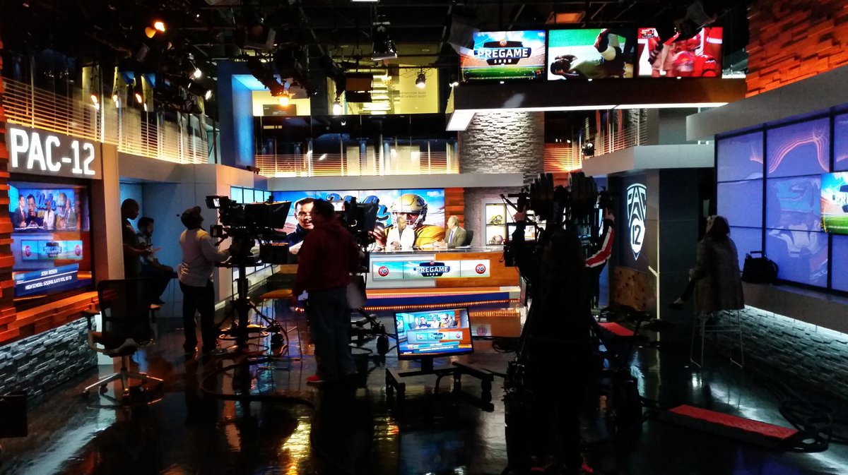_gravitymedia's tweet photo. 🎥 Have you seen the #studios at The #ProductionCenter in #SanFrancisco? Each #studio is available for dry hire or fully #crewed, with ancillary #facilities ranging from makeup & green rooms to lounge areas & a kitchen. https://t.co/oat120OVxq #LiveSports #Broadcasting #WorldFeed https://t.co/OPRNlYU2i7
