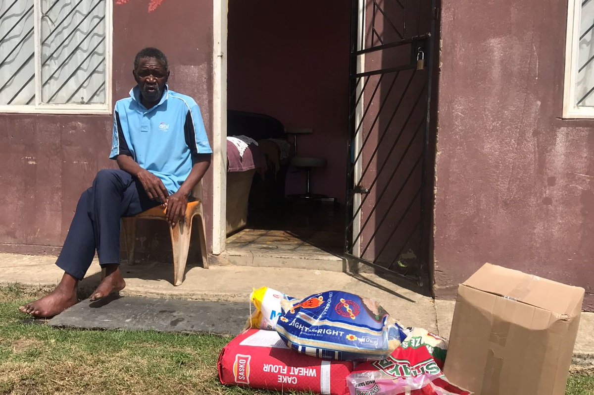 KazangAfrica's tweet photo. #ThrowbackThursday 
Mahlasedi Foundation delivering much-needed food parcels in East London💚

#MahlasediFoundation #KazangAfrica #ConnectingPotential https://t.co/n5ySOebctR