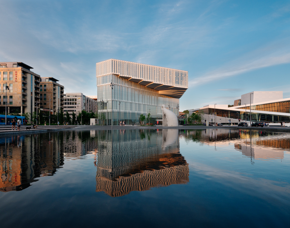 Med Deichman Bjørvika har Kultur- og idrettsbygg Oslo, <a href="/LundHagem/">Lundhagem</a>, Atelier Oslo, <a href="/Scenariointark/">Scenario int.ark</a> og <a href="/ANTI_Norway/">ANTI</a> skapt et folkebibliotek med fremtiden i sikte. For dette mottar de DOGA-merket for design og arkitektur. doga.no/deichman
